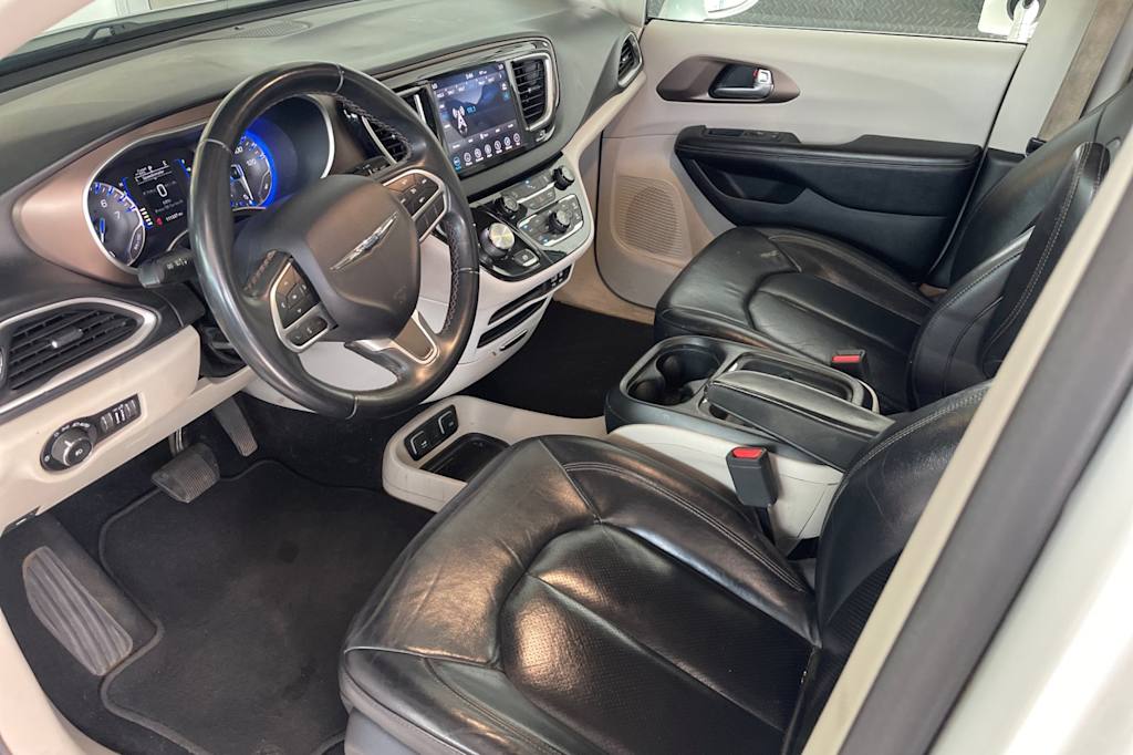 Thumbnail: 2018 Chrysler Pacifica - 10