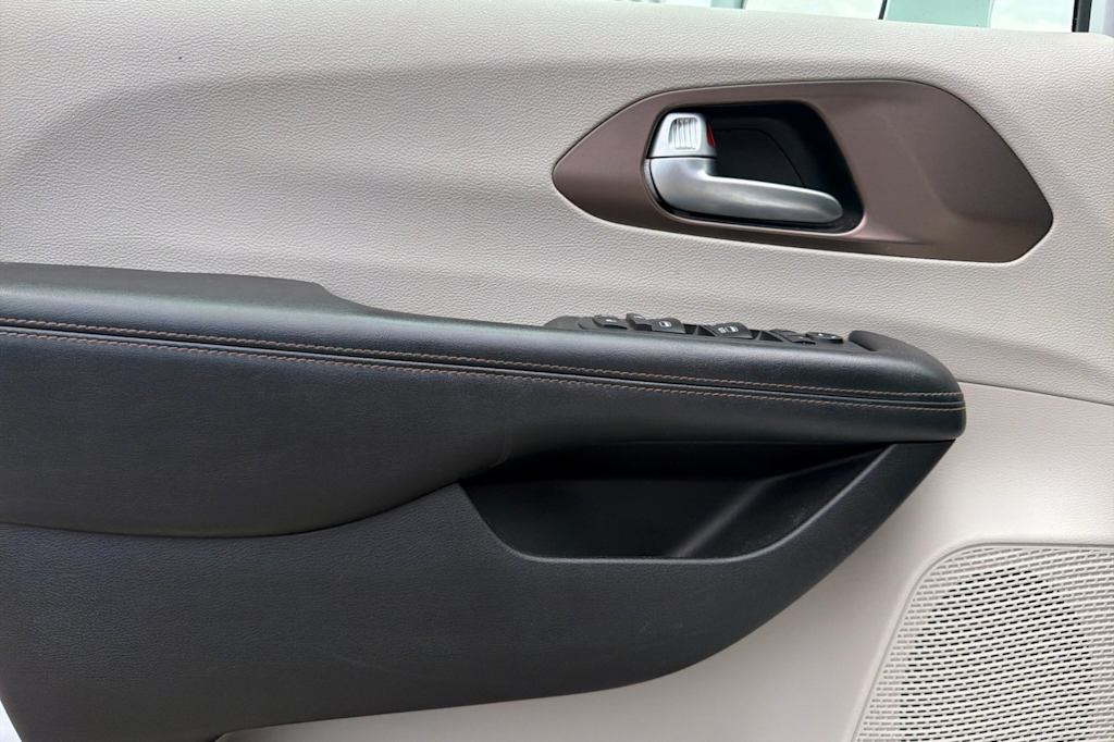 Thumbnail: 2018 Chrysler Pacifica - 19