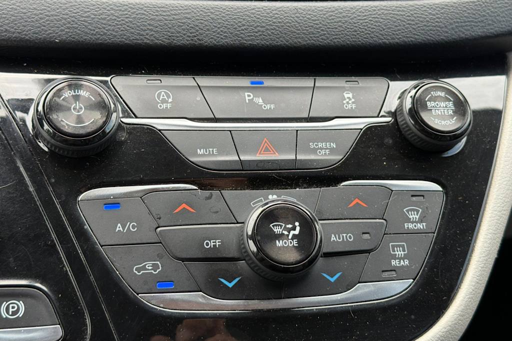 Thumbnail: 2018 Chrysler Pacifica - 25