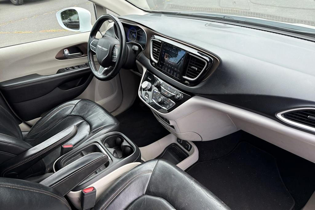 Thumbnail: 2018 Chrysler Pacifica - 12