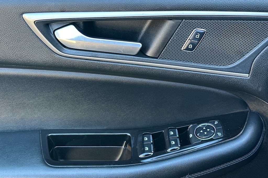 Thumbnail: 2017 Ford Edge - 22