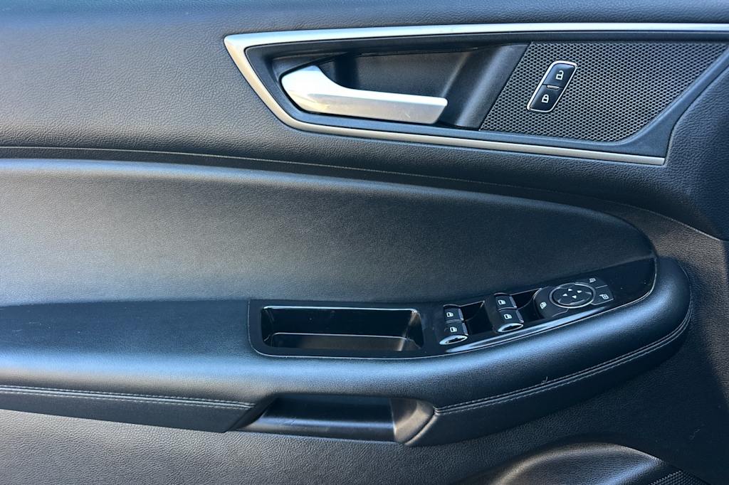 Thumbnail: 2017 Ford Edge - 21