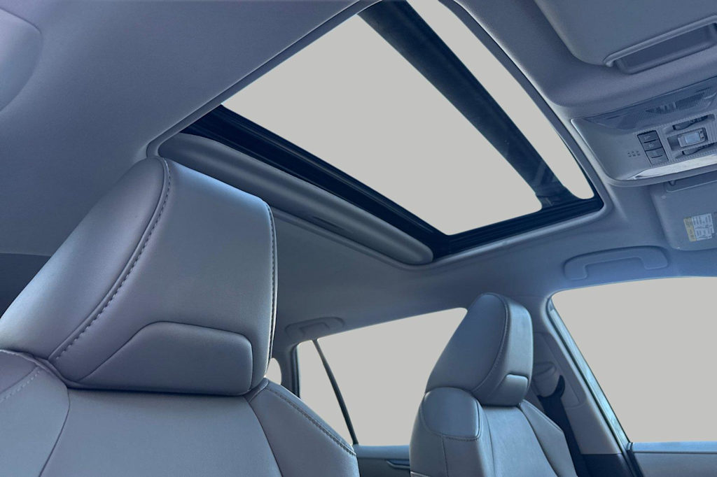 Thumbnail: 2021 Toyota RAV4 - 23