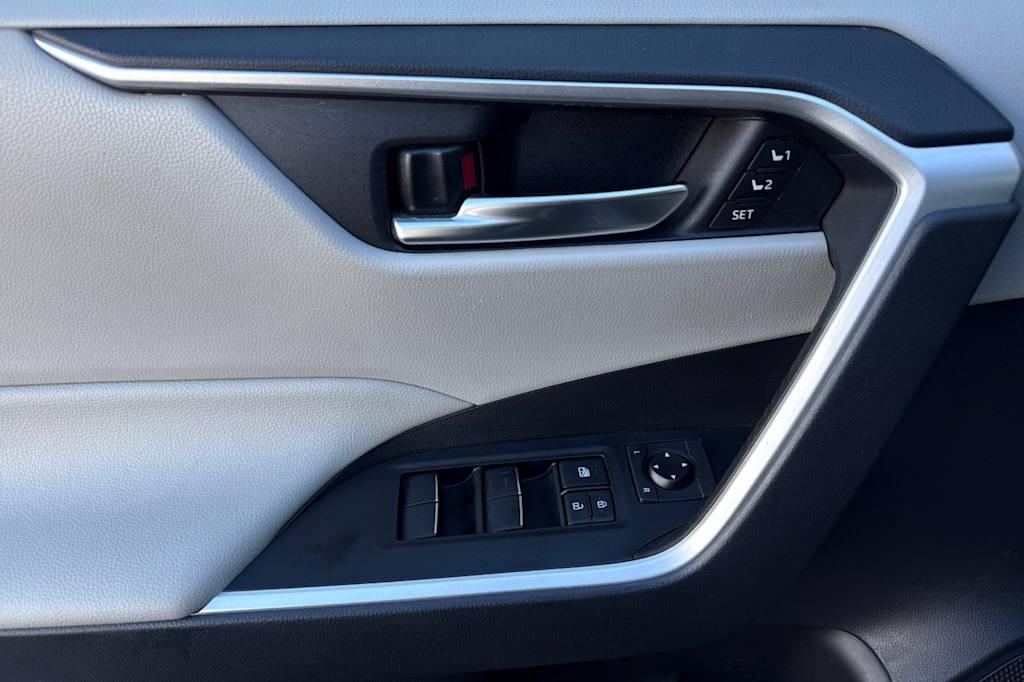 Thumbnail: 2021 Toyota RAV4 - 21