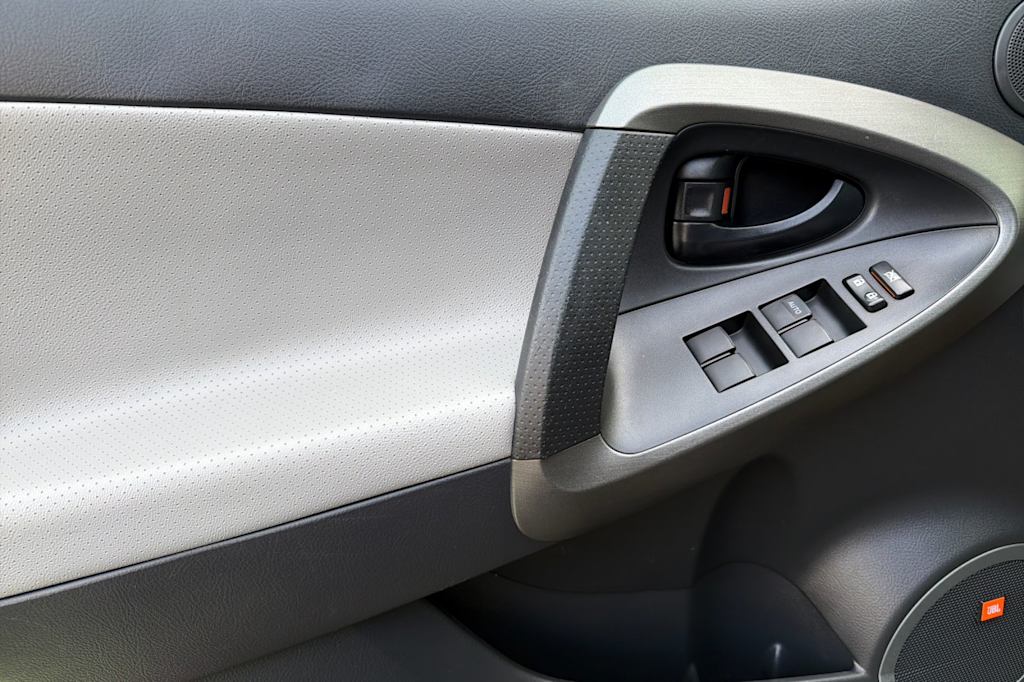 Thumbnail: 2011 Toyota RAV4 - 21