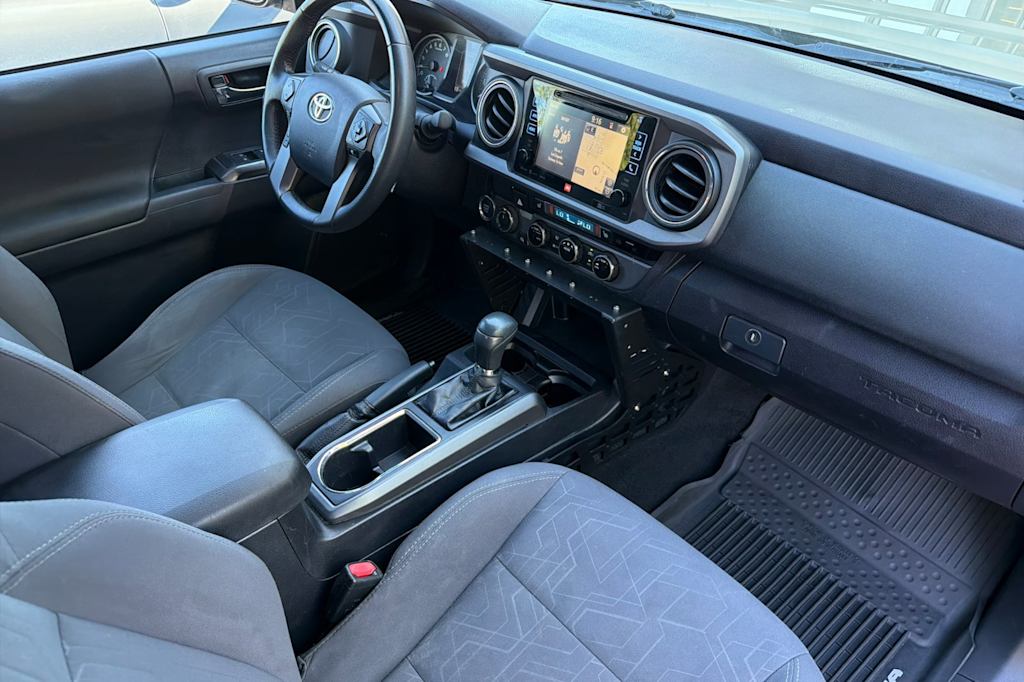 Thumbnail: 2017 Toyota Tacoma - 9