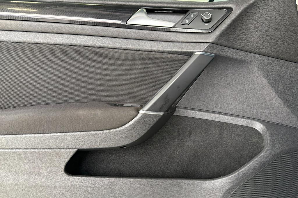 Thumbnail: 2017 Volkswagen Golf - 21