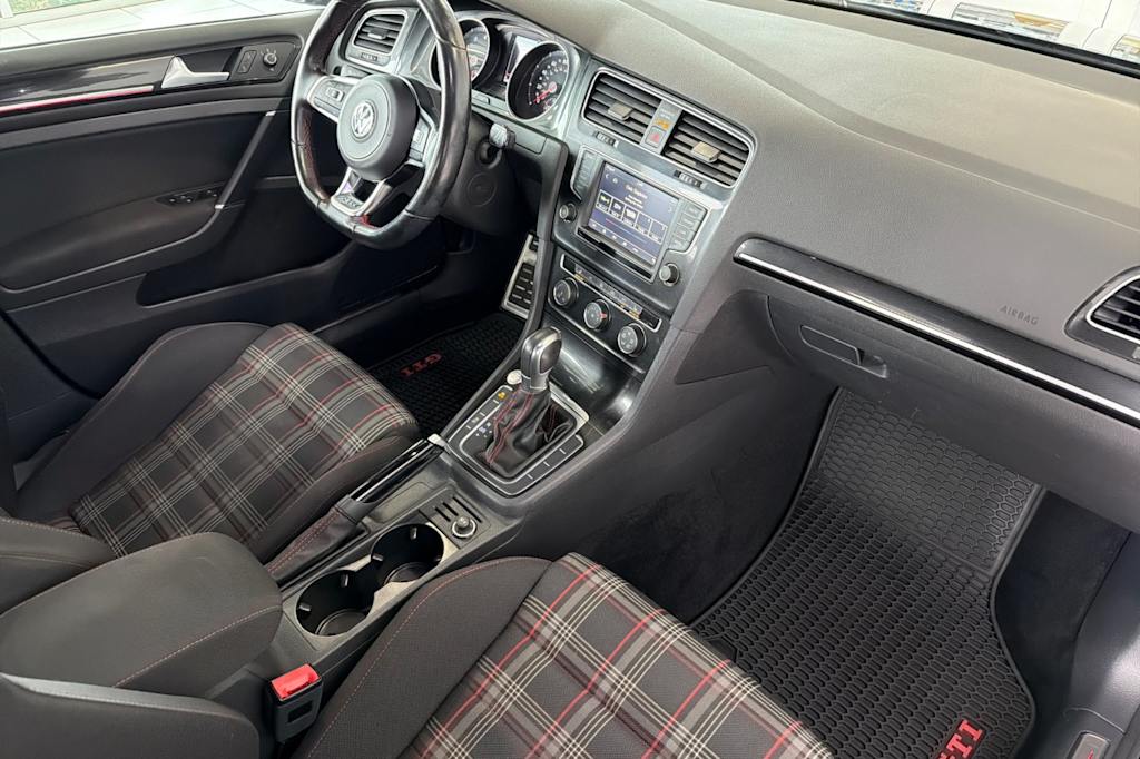 Thumbnail: 2017 Volkswagen Golf - 12