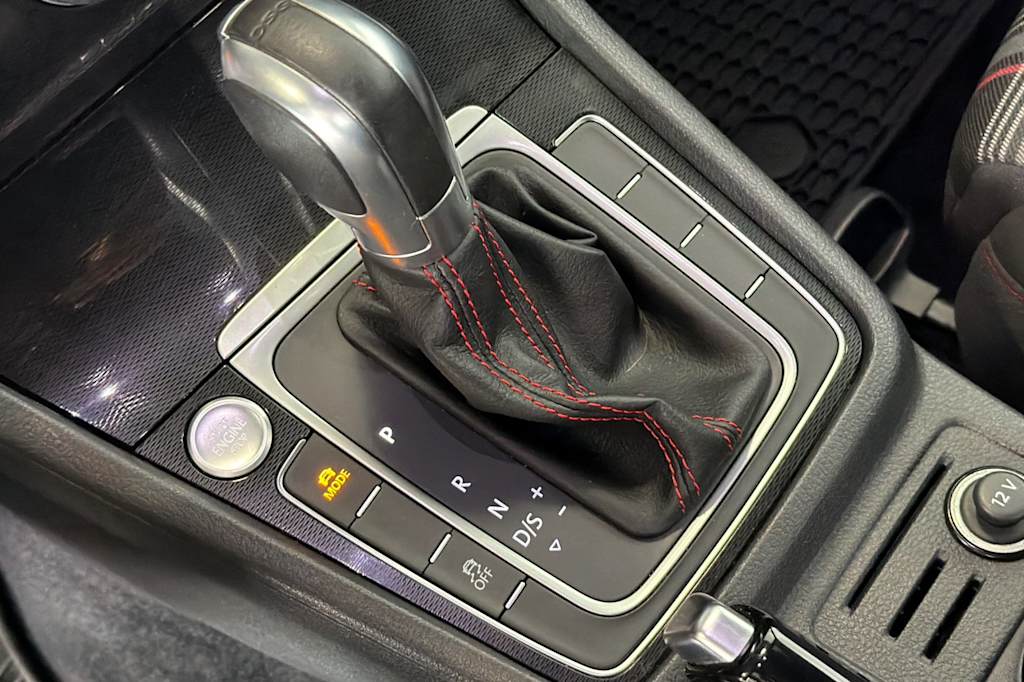 Thumbnail: 2017 Volkswagen Golf - 14