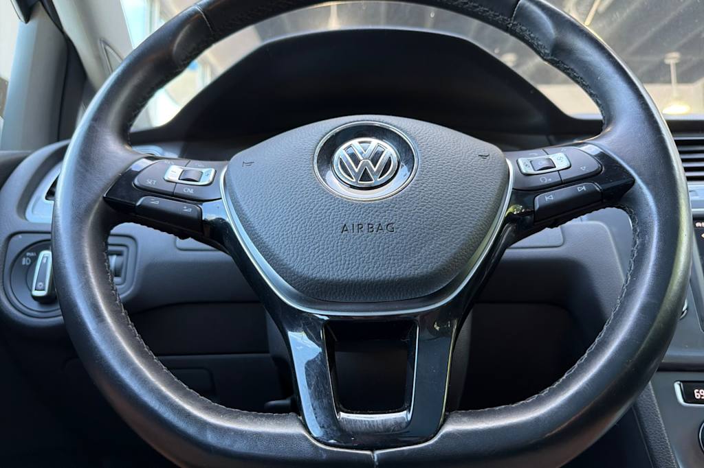 Thumbnail: 2017 Volkswagen Golf - 27