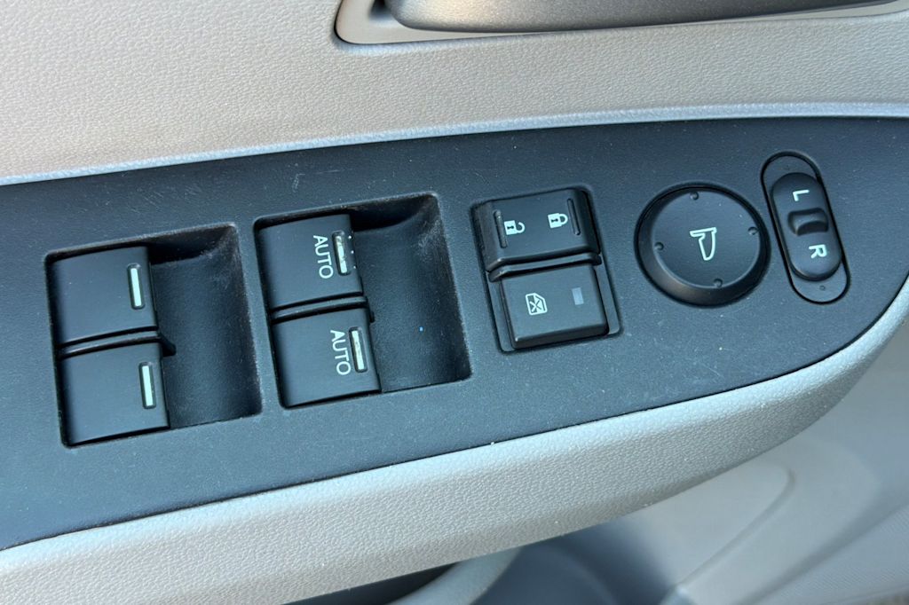 Thumbnail: 2012 Honda Odyssey - 21