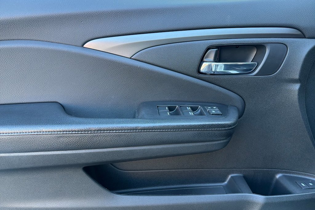 Thumbnail: 2018 Honda Pilot - 21