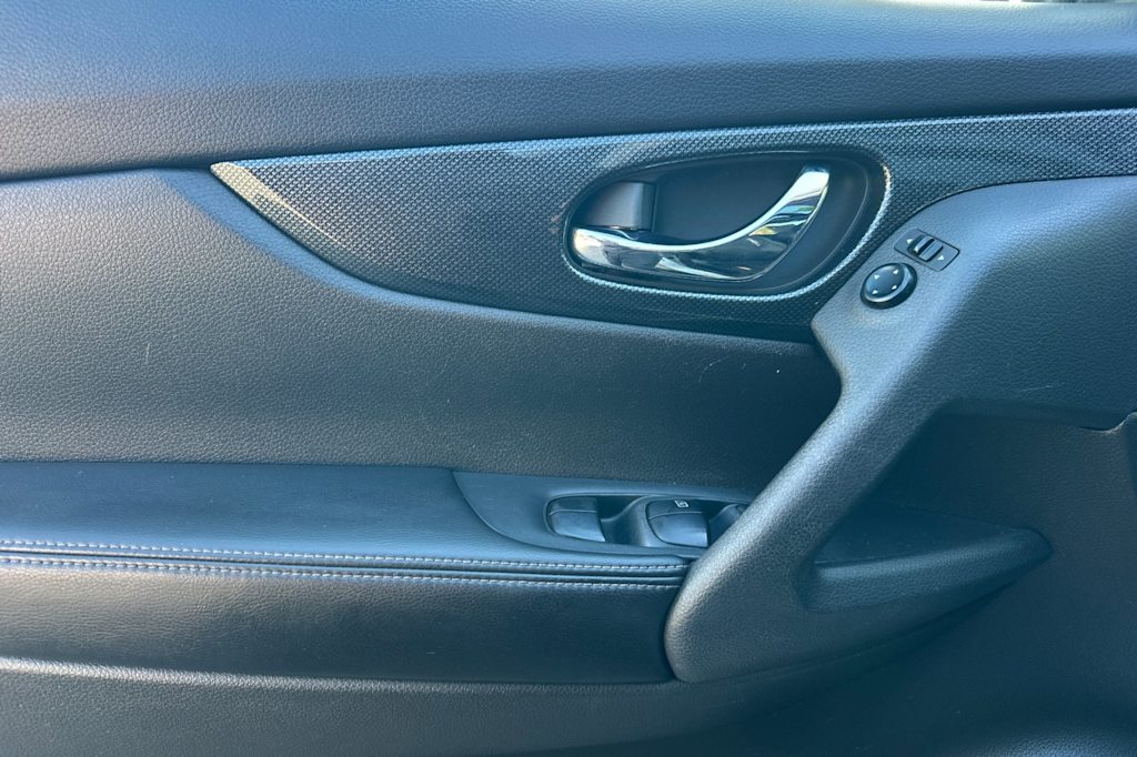 Thumbnail: 2016 Nissan Rogue - 21