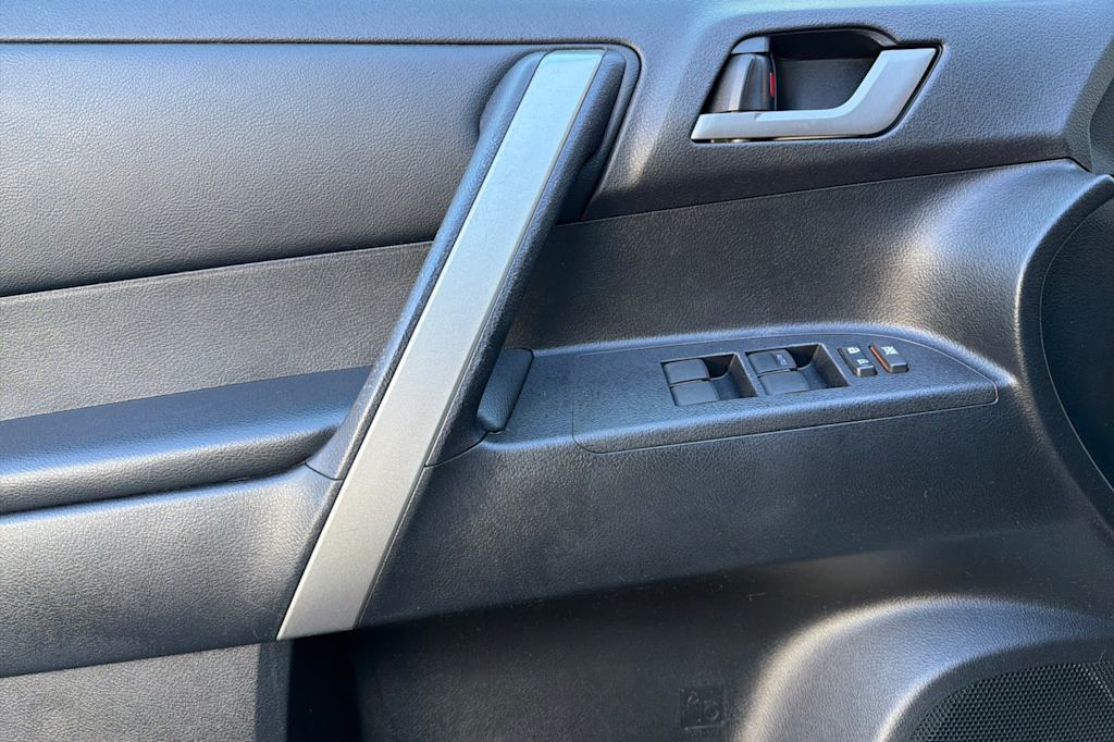 Thumbnail: 2013 Toyota Highlander - 21