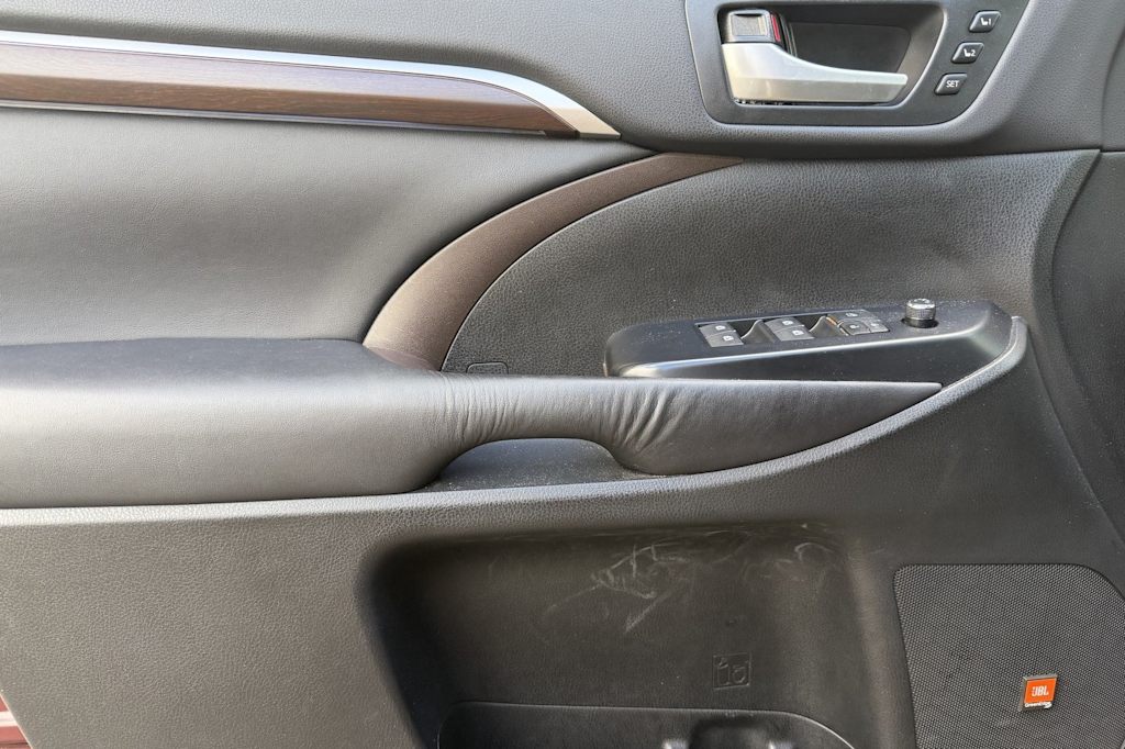 Thumbnail: 2016 Toyota Highlander - 21