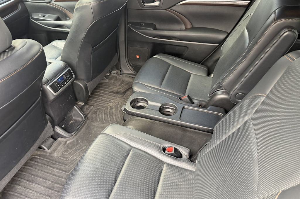 Thumbnail: 2016 Toyota Highlander - 17