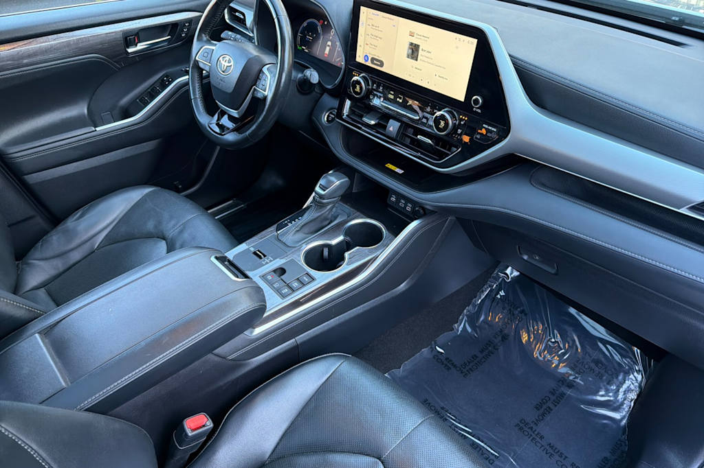 Thumbnail: 2023 Toyota Highlander - 12