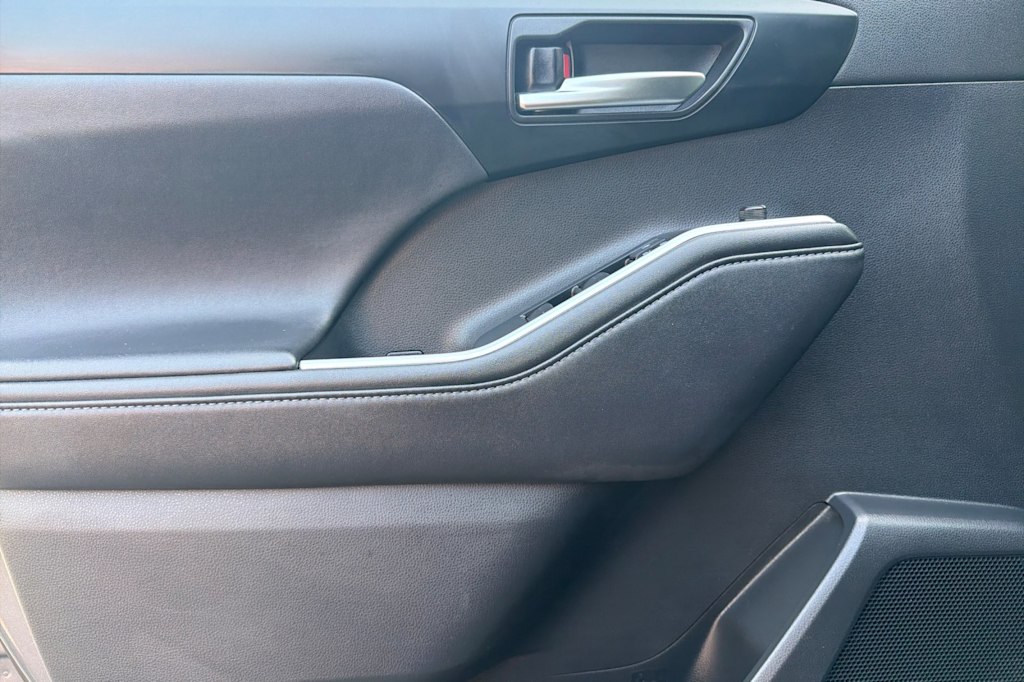 Thumbnail: 2020 Toyota Highlander - 21