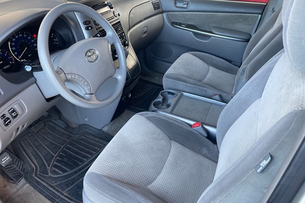 Thumbnail: 2010 Toyota Sienna - 9