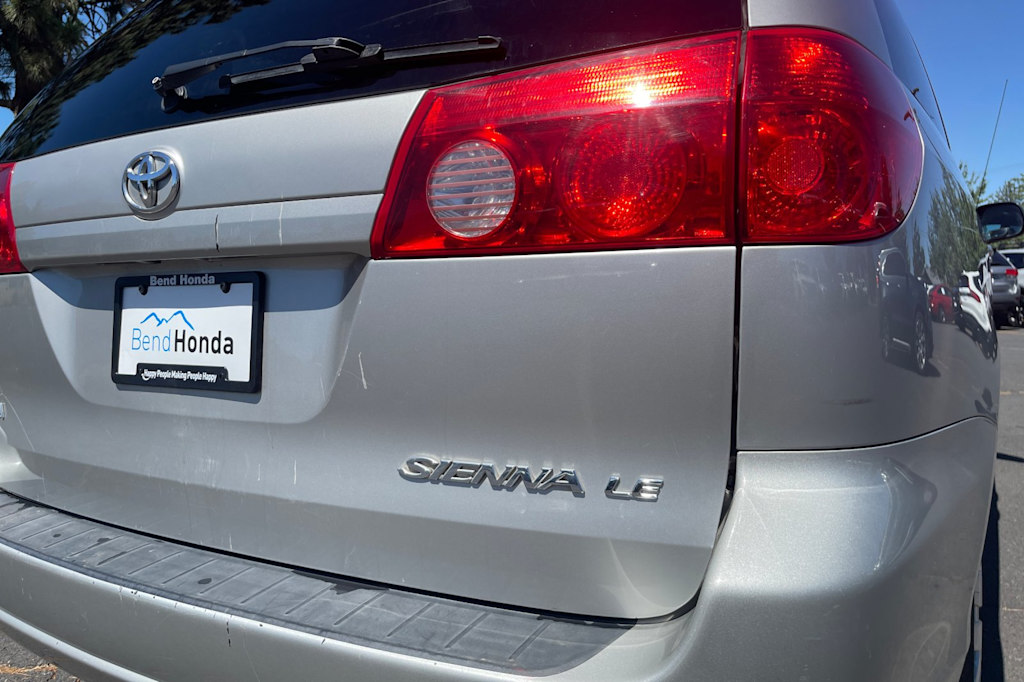Thumbnail: 2010 Toyota Sienna - 15