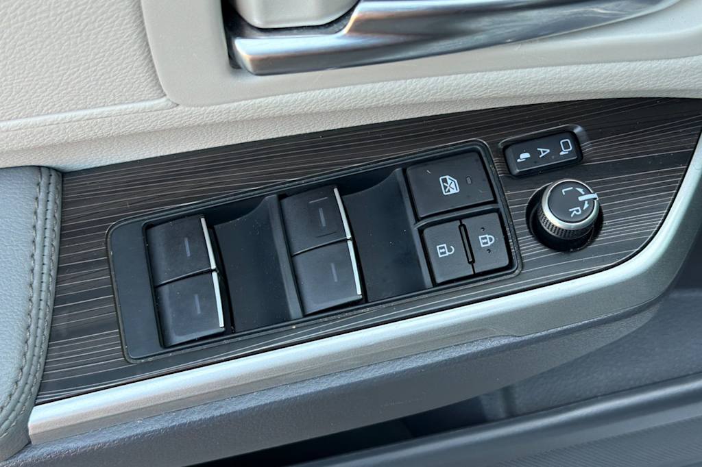 Thumbnail: 2024 Toyota Sienna - 23