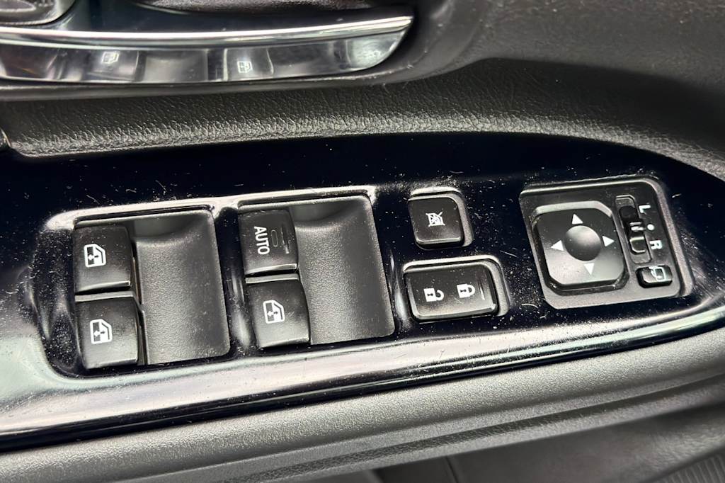 Thumbnail: 2016 Mitsubishi Outlander - 22