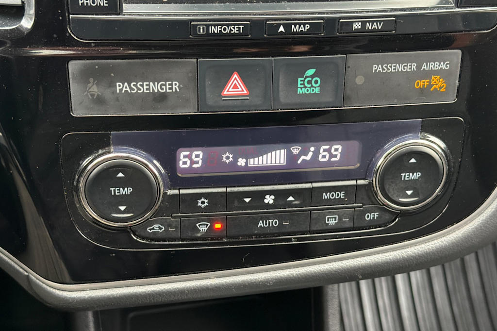 Thumbnail: 2016 Mitsubishi Outlander - 27