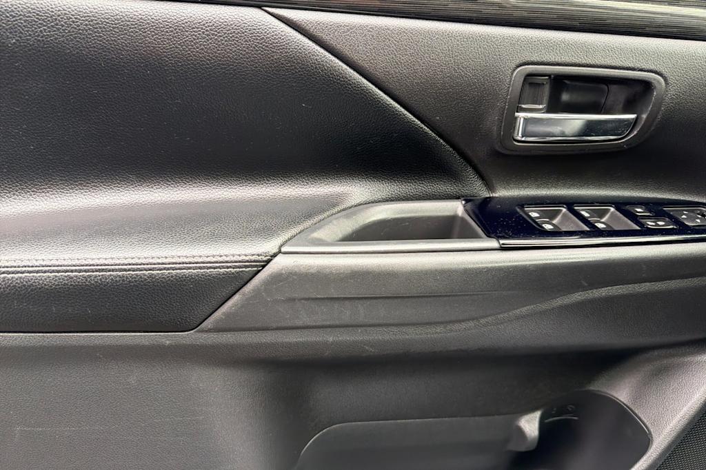 Thumbnail: 2016 Mitsubishi Outlander - 21