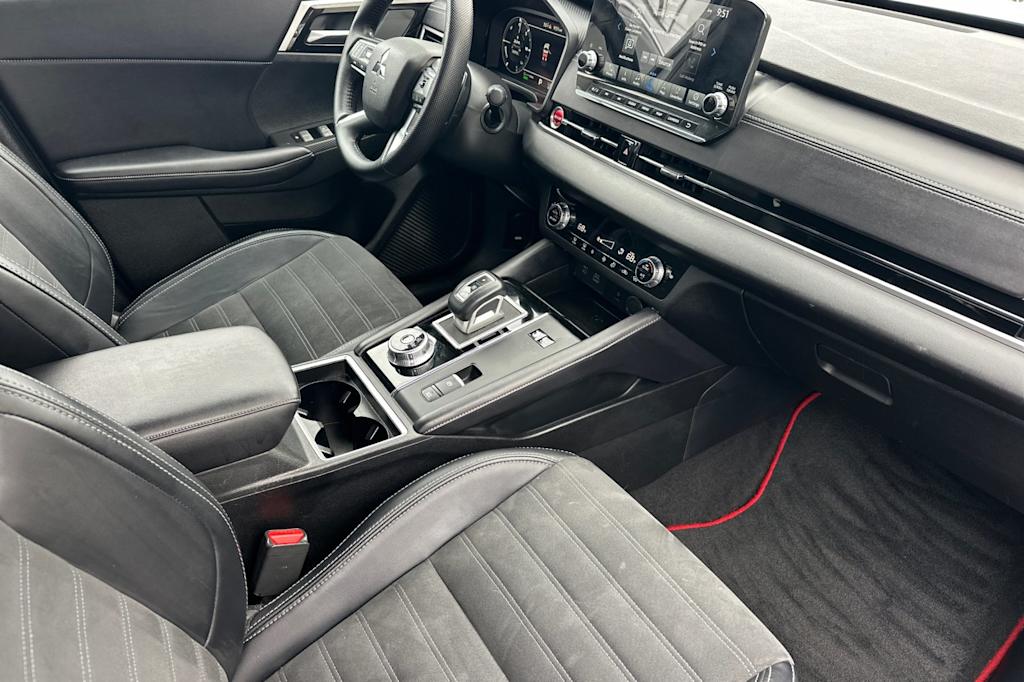 Thumbnail: 2024 Mitsubishi Outlander - 12