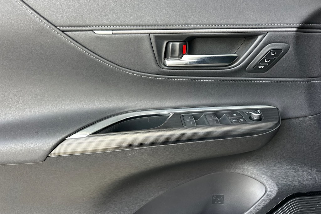 Thumbnail: 2022 Toyota Venza - 21