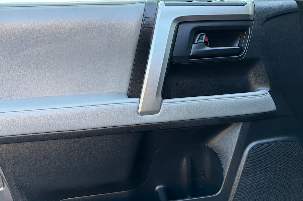 Thumbnail: 2010 Toyota 4Runner - 21