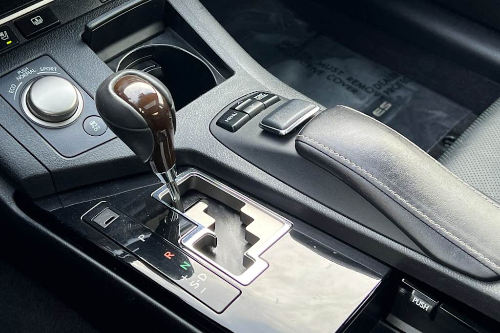 Thumbnail: 2013 Lexus ES - 13