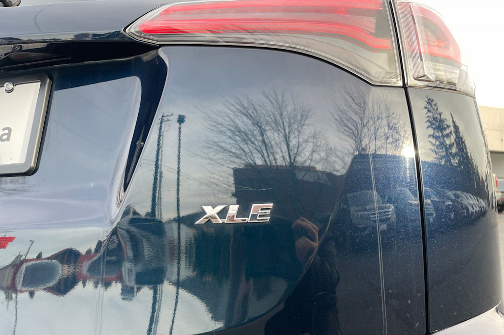 Thumbnail: 2018 Toyota RAV4 - 6