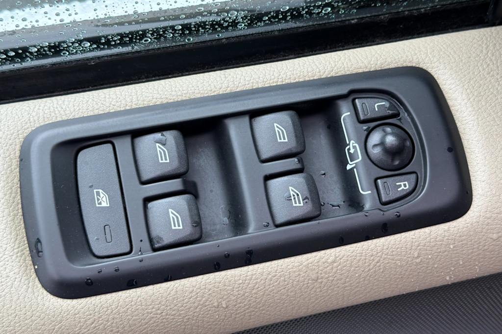 Thumbnail: 2012 Land Rover LR4 - 22
