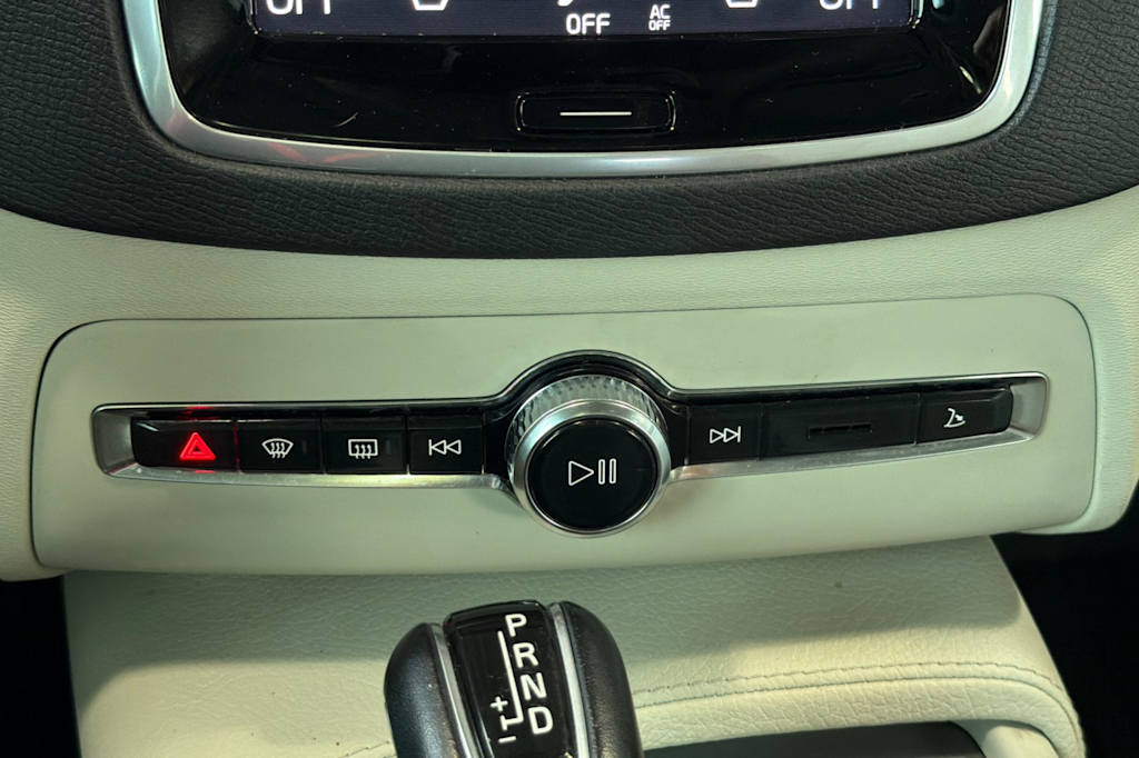 Thumbnail: 2022 Volvo XC90 - 26