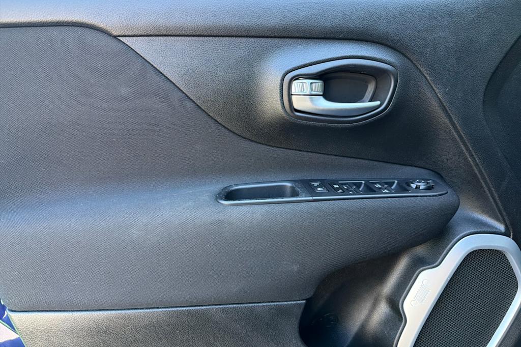 Thumbnail: 2019 Jeep Renegade - 21