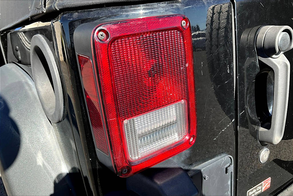 Thumbnail: 2015 Jeep Wrangler - 32