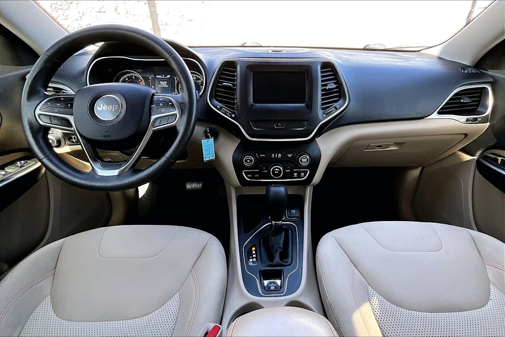 Thumbnail: 2019 Jeep Cherokee - 10