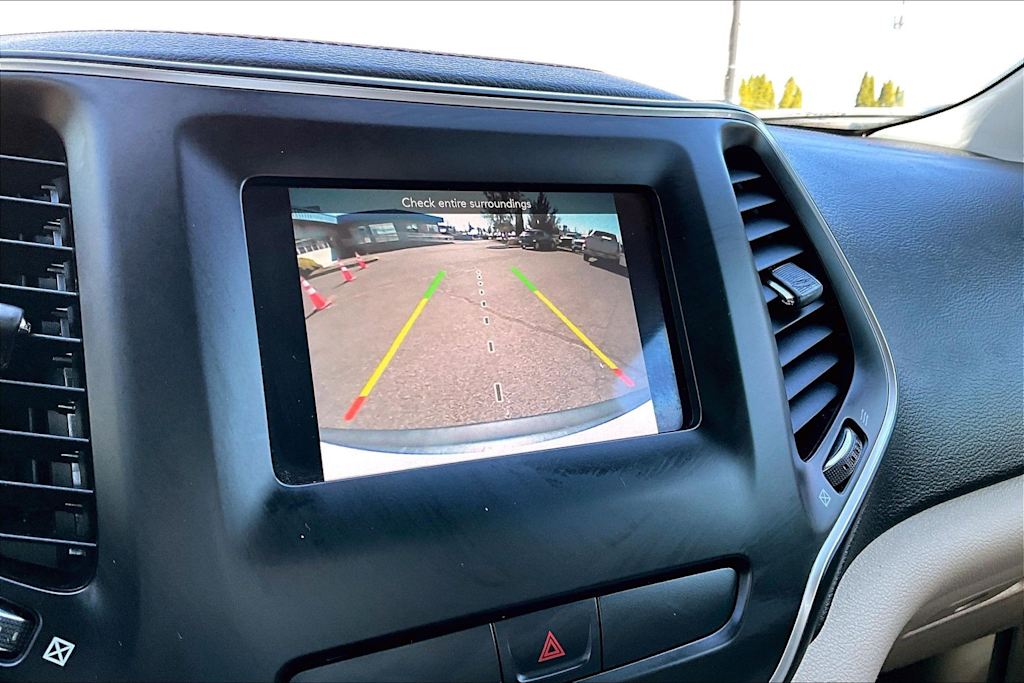 Thumbnail: 2019 Jeep Cherokee - 16