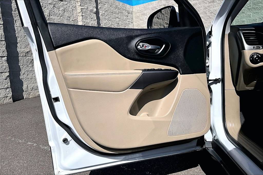 Thumbnail: 2019 Jeep Cherokee - 27