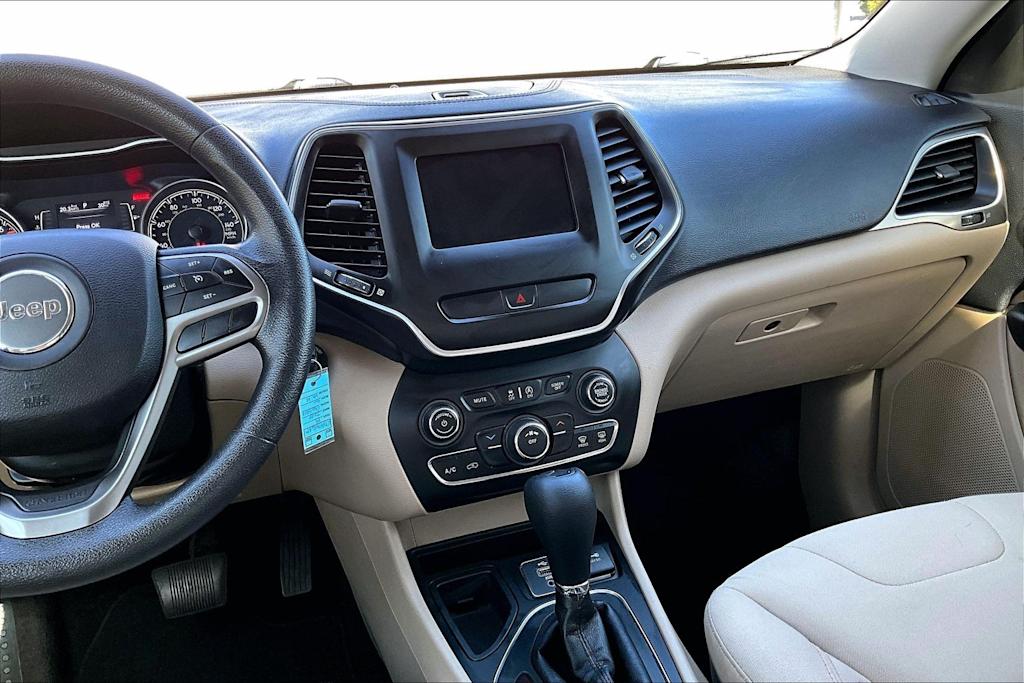 Thumbnail: 2019 Jeep Cherokee - 15