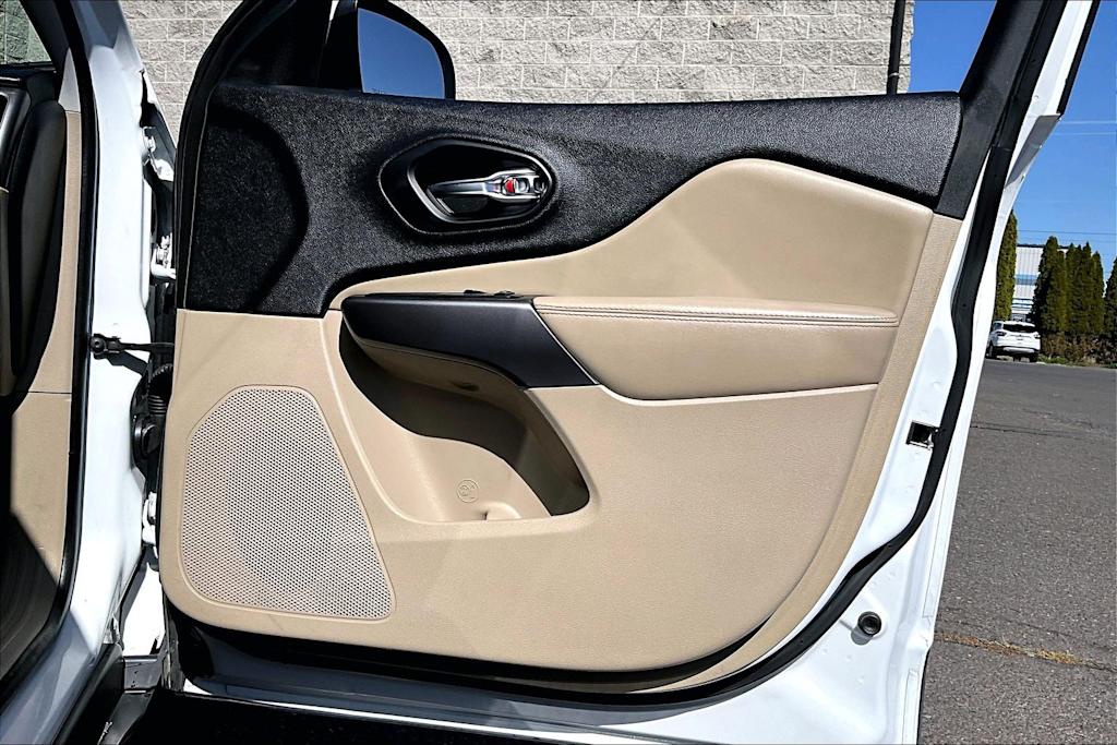 Thumbnail: 2019 Jeep Cherokee - 28