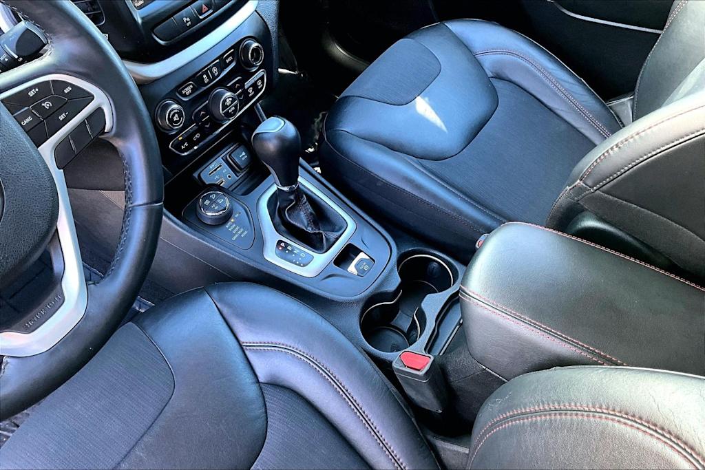 Thumbnail: 2018 Jeep Cherokee - 16