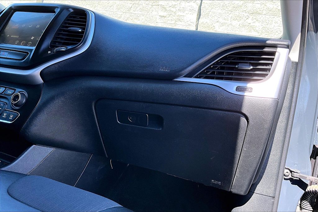 Thumbnail: 2018 Jeep Cherokee - 23