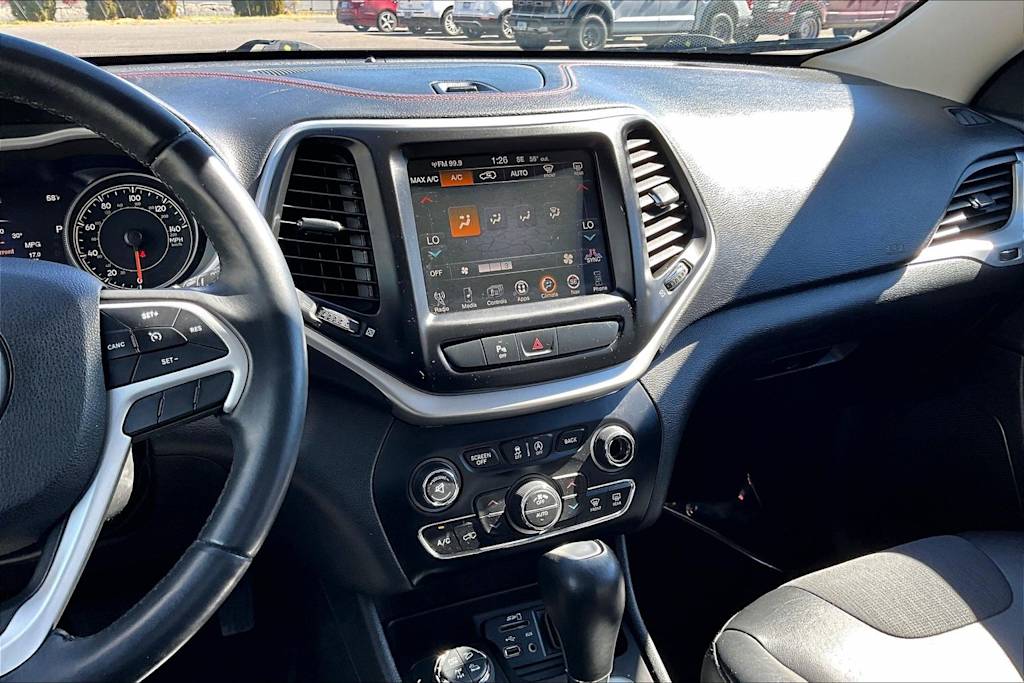 Thumbnail: 2018 Jeep Cherokee - 15