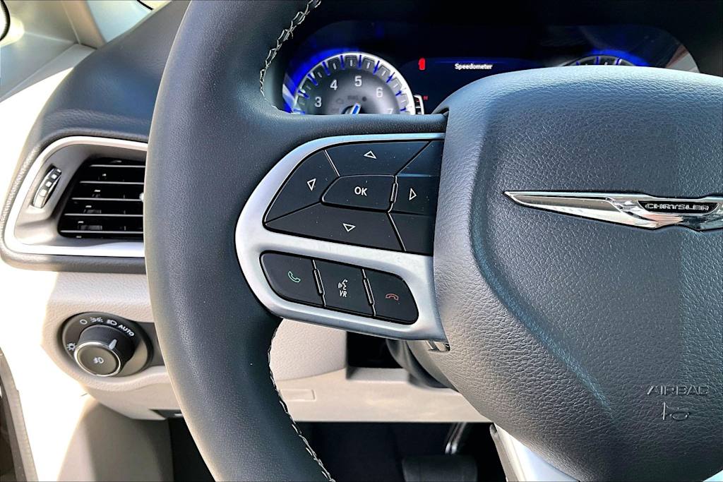Thumbnail: 2023 Chrysler Pacifica - 24