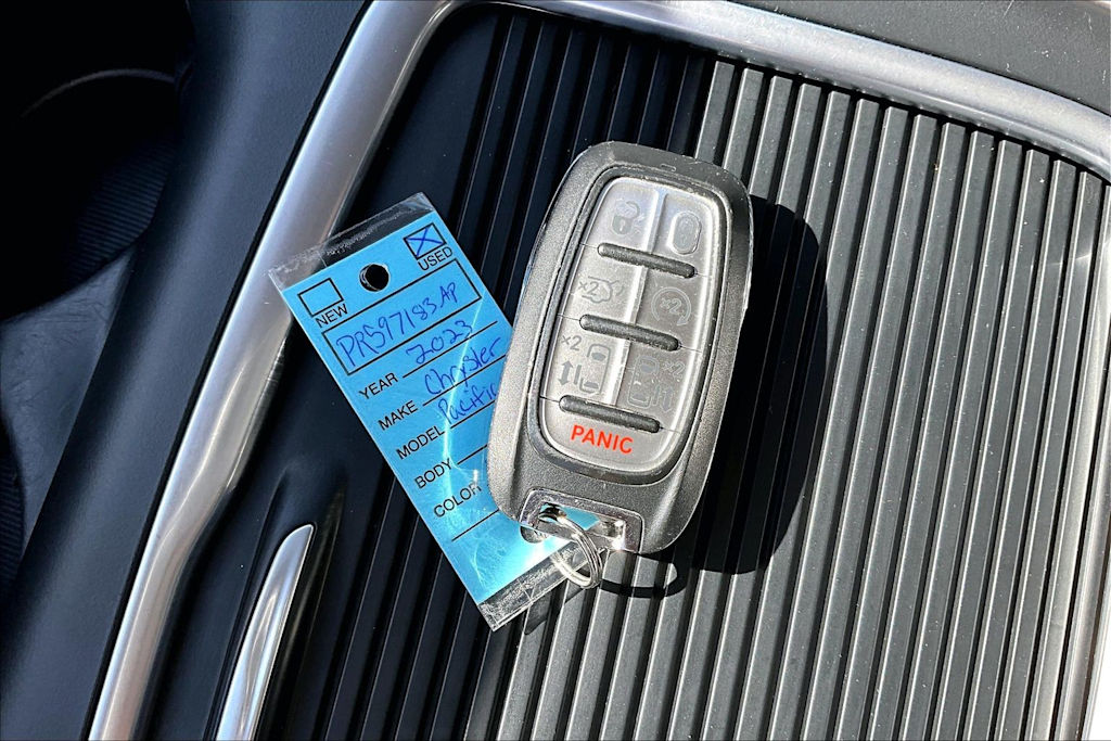 Thumbnail: 2023 Chrysler Pacifica - 18