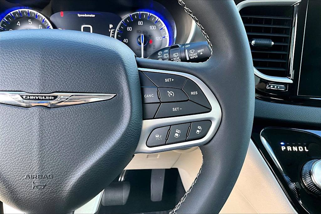 Thumbnail: 2023 Chrysler Pacifica - 25
