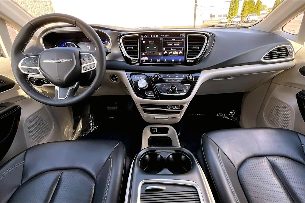 Thumbnail: 2023 Chrysler Pacifica - 10
