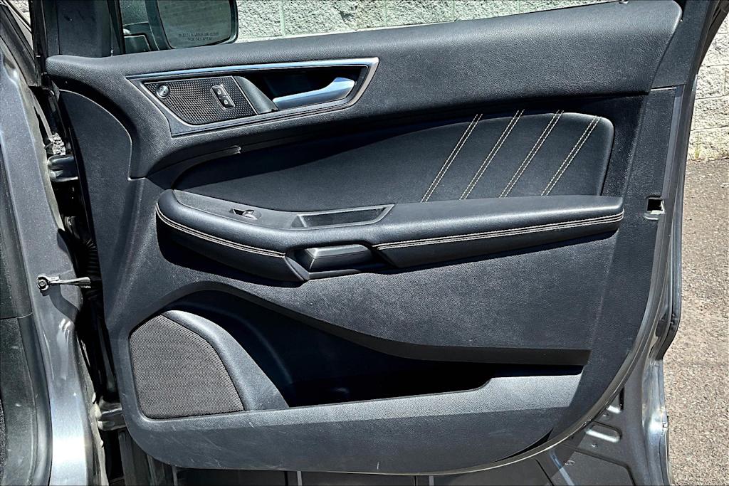 2022 Ford Edge ST 29